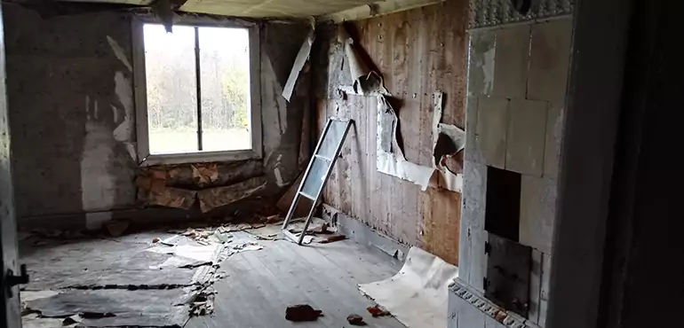 Why Selling a Distressed House Through Traditional Methods Fails in Laredo